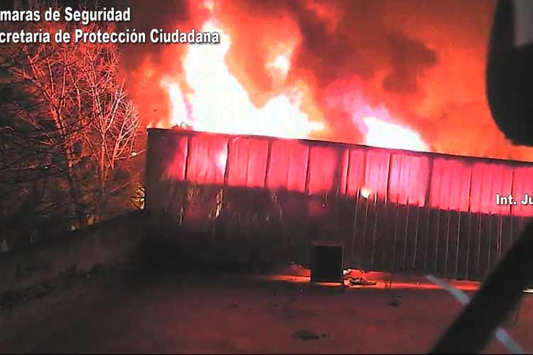 Impactante incendio arrasó una maderera en Tigre