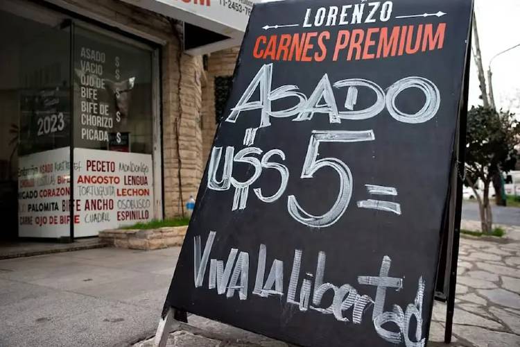 Una carnicería de Vicente López dolarizó sus precios ante la crisis económica