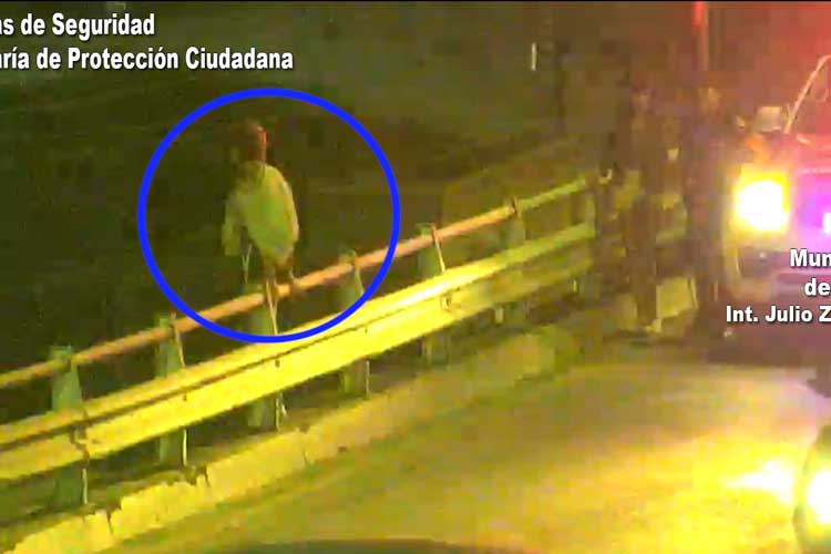 Rescatan a una jóven que amenazaba con arrojarse del puente de PAcheco
