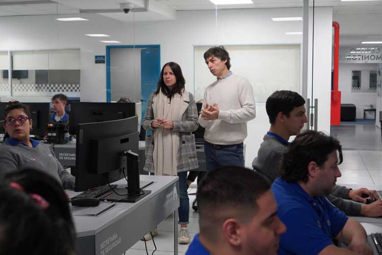 La intendenta Soledad Martínez siguió la instalación de los últimos dispositivos junto al secretario de Seguridad desde el Centro de Monitoreo.