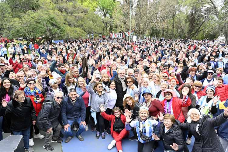 Julio Zamora homenajeó a los Jubilados en el Club Ecosol de Tigre