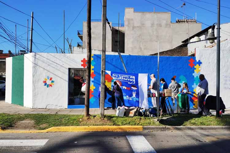 Se pintó el mural número 12 de concientización sobre el autismo en Tigre Centro