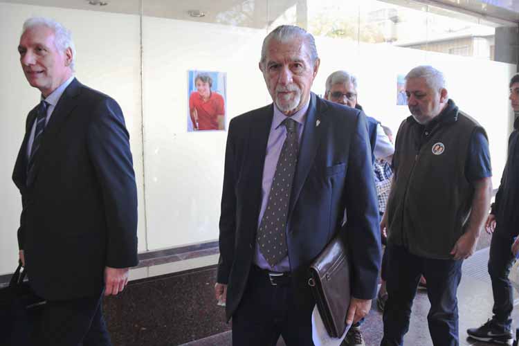 Al llegar a la sede del Tribunal Oral N 1 de San Isidro para la audiencia de alegatos, el dirigente radical Federico Storani, ratificó en declaraciones…