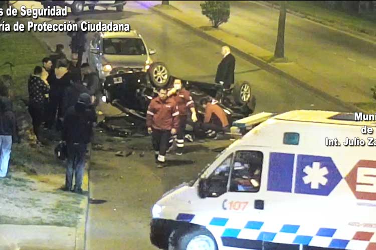 Accidente en Troncos del Talar: coche vuelca y choca una parada de colectivos