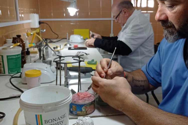 La provincia de Buenos Aires abrió 15 laboratorios para producir prótesis dentales