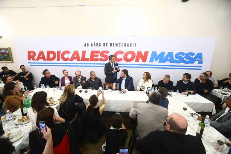 Al canto de “Sergio Massa presidente de la mano de Alfonsín”, radicales apoyan al candidato de UxP