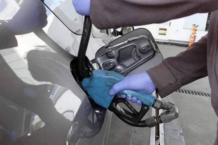 Fuerte caída en el consumo de combustibles