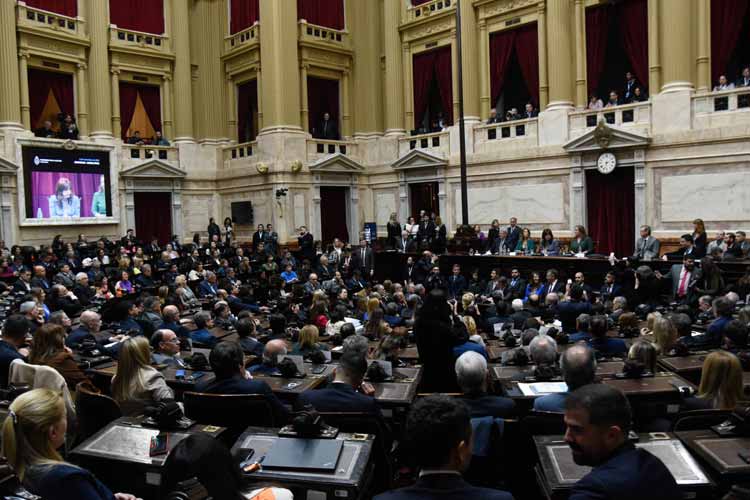 La Asamblea Legislativa proclamó las fórmulas para el balotaje, con presencia de Massa y Milei