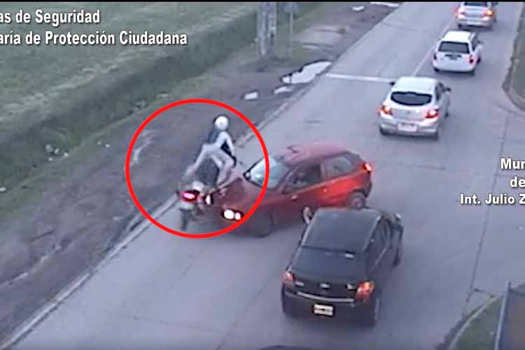 Impactante Accidente en Benavídez: Cámaras del COT Registran Choque entre Auto y Moto
