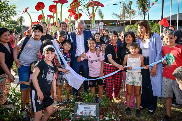 Julio Zamora inauguró la Plaza Latinoamérica acompañado por vecinos de Don Torcuato