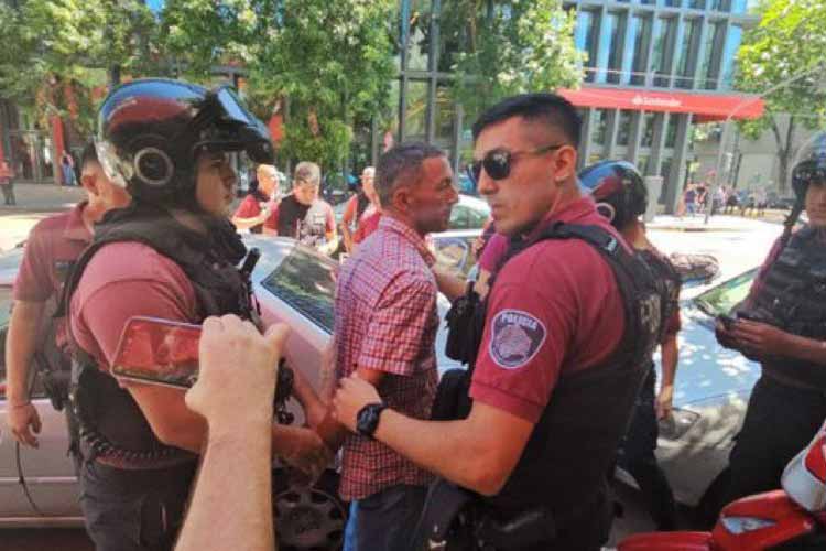 Detienen al hombre que le arrojó un botellazo al presidente Milei Detienen al hombre que le arrojó un botellazo al presidente Milei