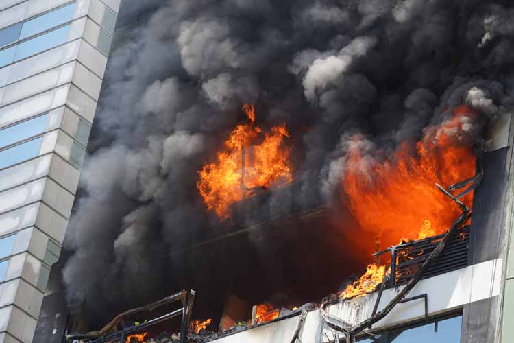 Una mujer muerta y 43 personas hospitalizadas por el incendio en un edificio en el bajo porteño