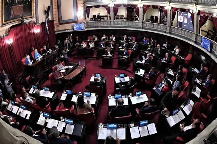 El Senado bonaerense aprobó la reforma de la Ley de Ministerios y ratificó a Cuattromo en el Bapro