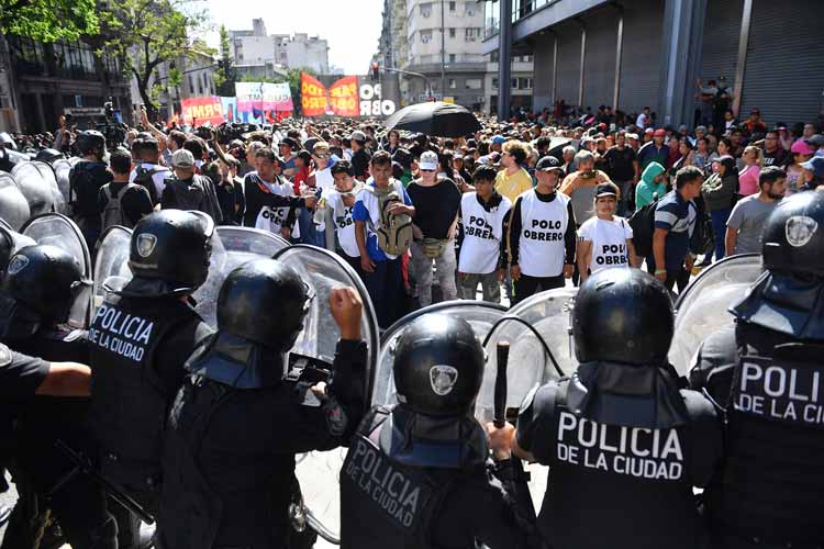 Organizaciones sociales llegaron a Plaza de Mayo luego de empujones y tensión con la policía