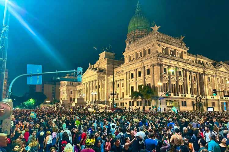 Masiva convocatoria en Plaza Congreso en rechazo al DNU del gobierno de Milei