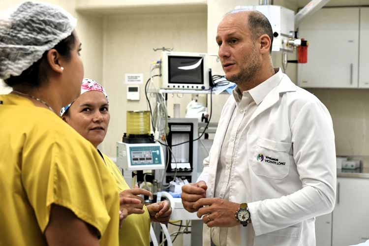 Vicente López realizó la primera cirugía cardiovascular de alta complejidad en el Hospital Houssay