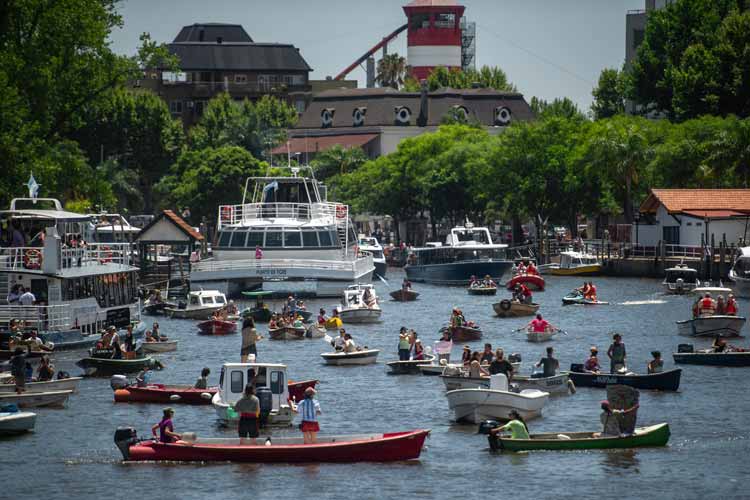 Vecinos de las islas del Delta cortaron el río Tigre para pedir que vuelva la luz Vecinos de las islas del Delta cortaron el río Tigre para pedir que vuelva la luz