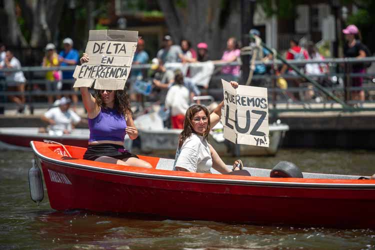 Vecinos de las islas del Delta cortaron el río Tigre para pedir que vuelva la luz