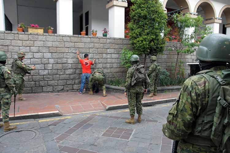 Ecuador atraviesa el tercer día consecutivo de una inédita violencia en sus calles