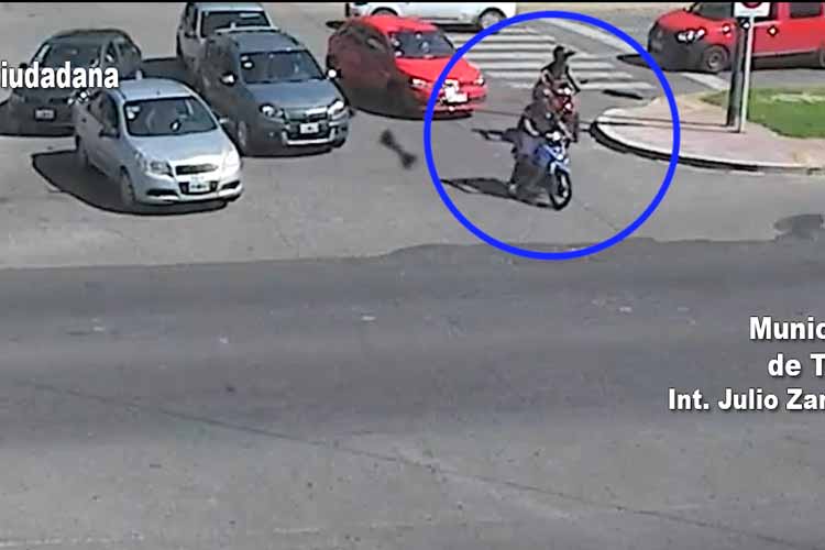Cruzó un semáforo en rojo y atropelló a un motociclista en Troncos del Talar
