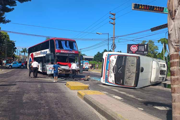 Un colectivo de la Línea 720 volcó tras colicionar con un micro en El Talar Un colectivo de la Línea 720 volcó tras colicionar con un micro en El Talar