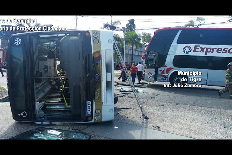 Video: Impactante vuelco de un colectivo de la Línea 720 tras colisionar con un micro en El Talar. Video: Impactante vuelco de un colectivo de la Línea 720 tras colisionar con un micro en El Talar.