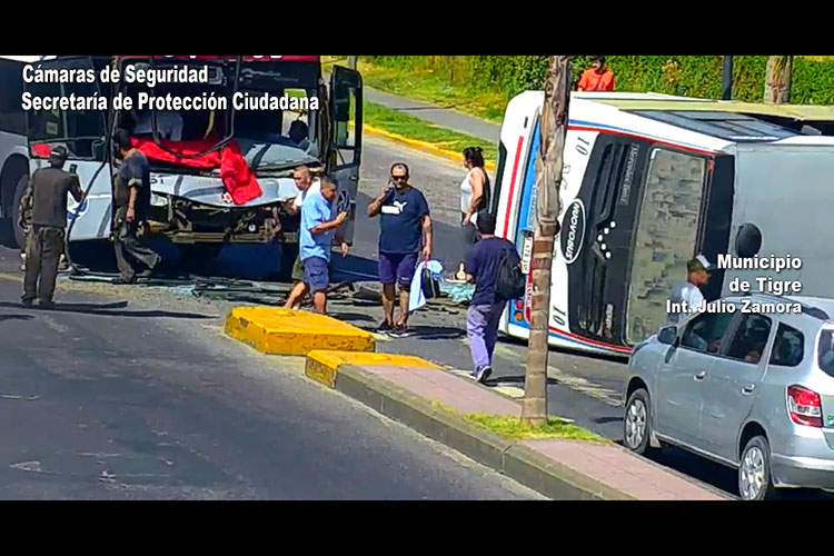 Video: Impactante vuelco de un colectivo de la Línea 720 tras colisionar con un micro en El Talar. Video: Impactante vuelco de un colectivo de la Línea 720 tras colisionar con un micro en El Talar.