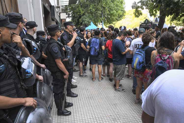 Protesta masiva en el ministerio de Capital Humano: La fila del hambre alcanzó más de 20 cuadras Protesta masiva en el ministerio de Capital Humano: La fila del hambre alcanzó más de 20 cuadras