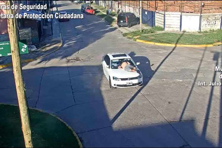 chocó y huyó con la víctima colgada en el capót del auto chocó y huyó con la víctima colgada en el capót del auto