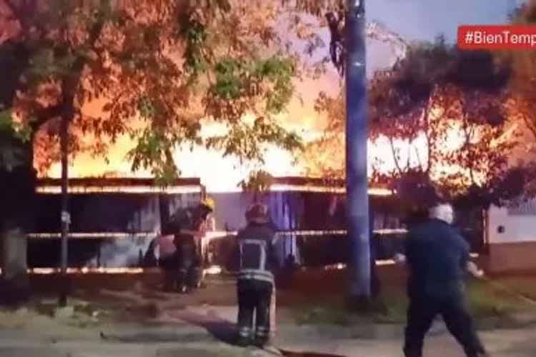 Voraz incendio destruye una casa en Vicente López