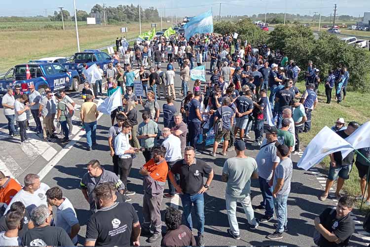 Conflicto en Acindar: Trabajadores de UOM Cortan Autopista Rosario – Buenos Aires