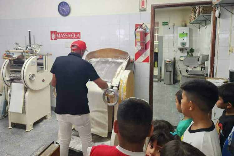 Chicos de un comedor del barrio Almirante Brown de Tigre visitaron la fábrica de pastas Massaiola
