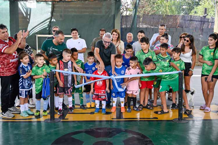 Julio Zamora presentó la renovación de la cancha de fútbol de la Sociedad de Fomento Los Tábanos