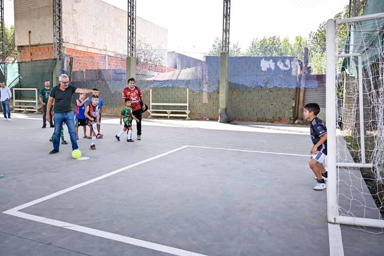 Julio Zamora presentó la renovación de la cancha de fútbol de la Sociedad de Fomento Los Tábanos Julio Zamora presentó la renovación de la cancha de fútbol de la Sociedad de Fomento Los Tábanos