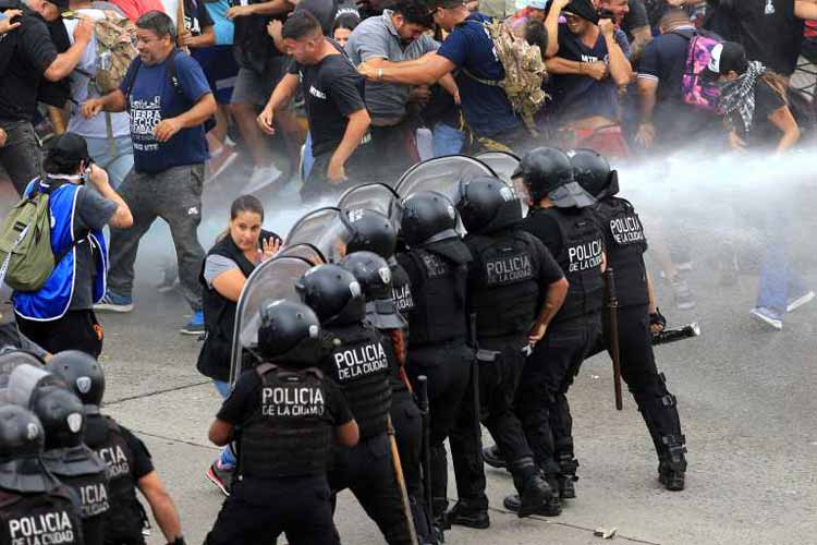 Incidentes en Puente Saavedra y Puente Pueyrredón: Tensión entre manifestantes y la policía