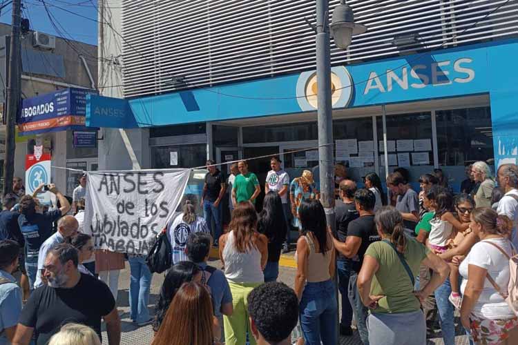 Protesta en ANSES de Pacheco por despidos masivos