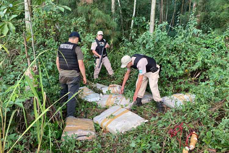 Prefectura desmantela dos operaciones de narcotráfico en Misiones y secuestra más de 900 kilos de marihuana