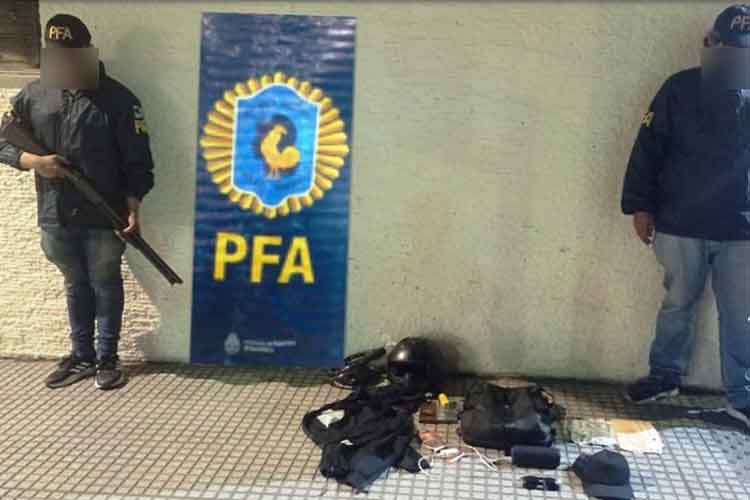 La Policía Federal detiene a dos delincuentes durante una salidera en Vicente López La Policía Federal detiene a dos delincuentes durante una salidera en Vicente López