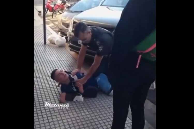 Policía somete a vendedor ambulante con discapacidad Policía somete a vendedor ambulante con discapacidad