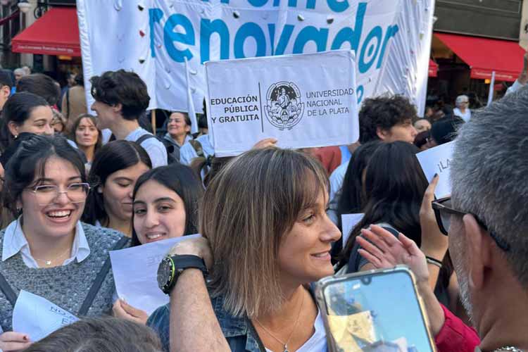 Malena Galmarini y Sergio Massa se sumaron a la marcha por la educación pública
