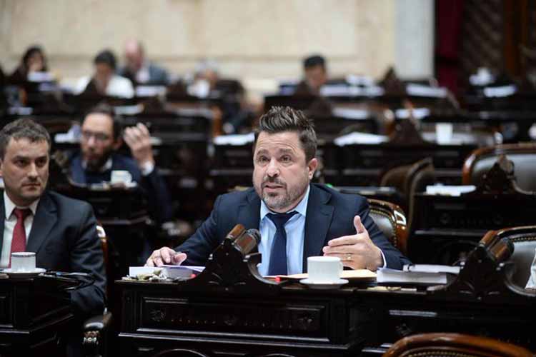 Martín Tetaz criticó la restitución de Ganancias: “Es un delirio y una estafa electoral”