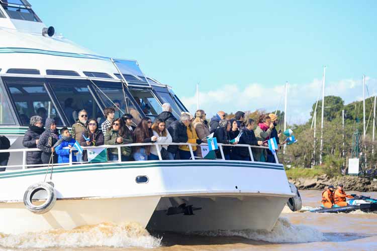 Con más de 30 embarcaciones, se realizó por primera vez una procesión náutica para celebrar San Isidro Labrador