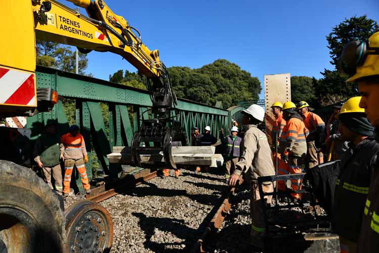 Inician trabajos para reparar las vías en la Línea San Martín tras el choque de trenes