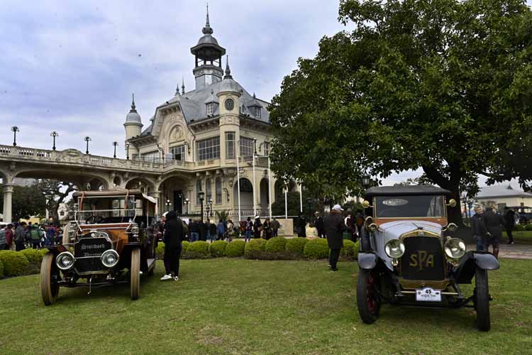 Gran Premio Recoleta-Tigre: Vecinos disfrutaron de una exhibición de autos antiguos en el MAT