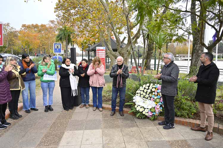 Julio Zamora encabezó el acto en memoria de Carolina Aló a 28 años de su femicidio Julio Zamora encabezó el acto en memoria de Carolina Aló a 28 años de su femicidio