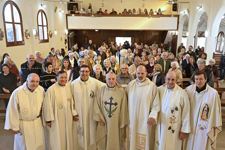 Julio Zamora acompañó la celebración de los 50 Años de Sacerdocio de Roberto Barón Julio Zamora acompañó la celebración de los 50 Años de Sacerdocio de Roberto Barón