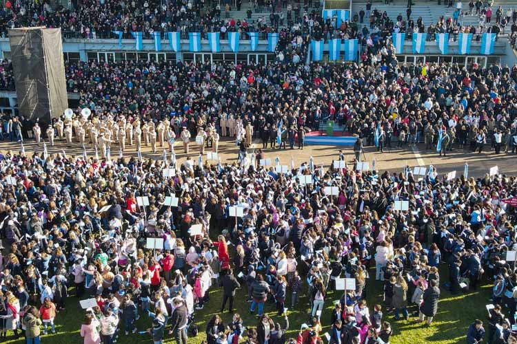 Ramón Lanús encabezó la promesa de lealtad a la bandera en San Isidro
Ramón Lanús encabezó la promesa de lealtad a la bandera en San Isidro