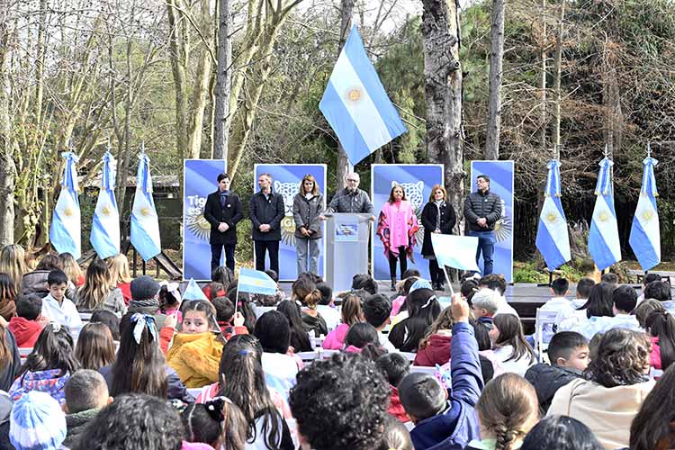 Julio Zamora encabezó el acto de Promesa a la Bandera en el Museo Sarmiento del Delta de Tigre Julio Zamora encabezó el acto de Promesa a la Bandera en el Museo Sarmiento del Delta de Tigre