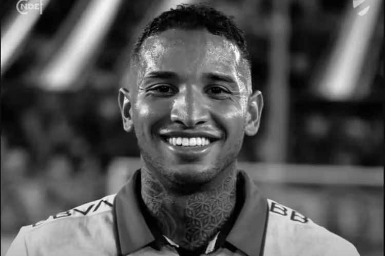 Dolor en el fútbol: falleció el jugador uruguayo Juan Izquierdo tras sufrir un paro cardíaco en plena cancha Dolor en el fútbol: falleció el jugador uruguayo Juan Izquierdo tras sufrir un paro cardíaco en plena cancha