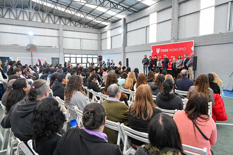 Julio Zamora inauguró el SUM y gimnasio deportivo de la EES N°11 “Juana Azurduy” de Don Torcuato Julio Zamora inauguró el SUM y gimnasio deportivo de la EES N°11 “Juana Azurduy” de Don Torcuato